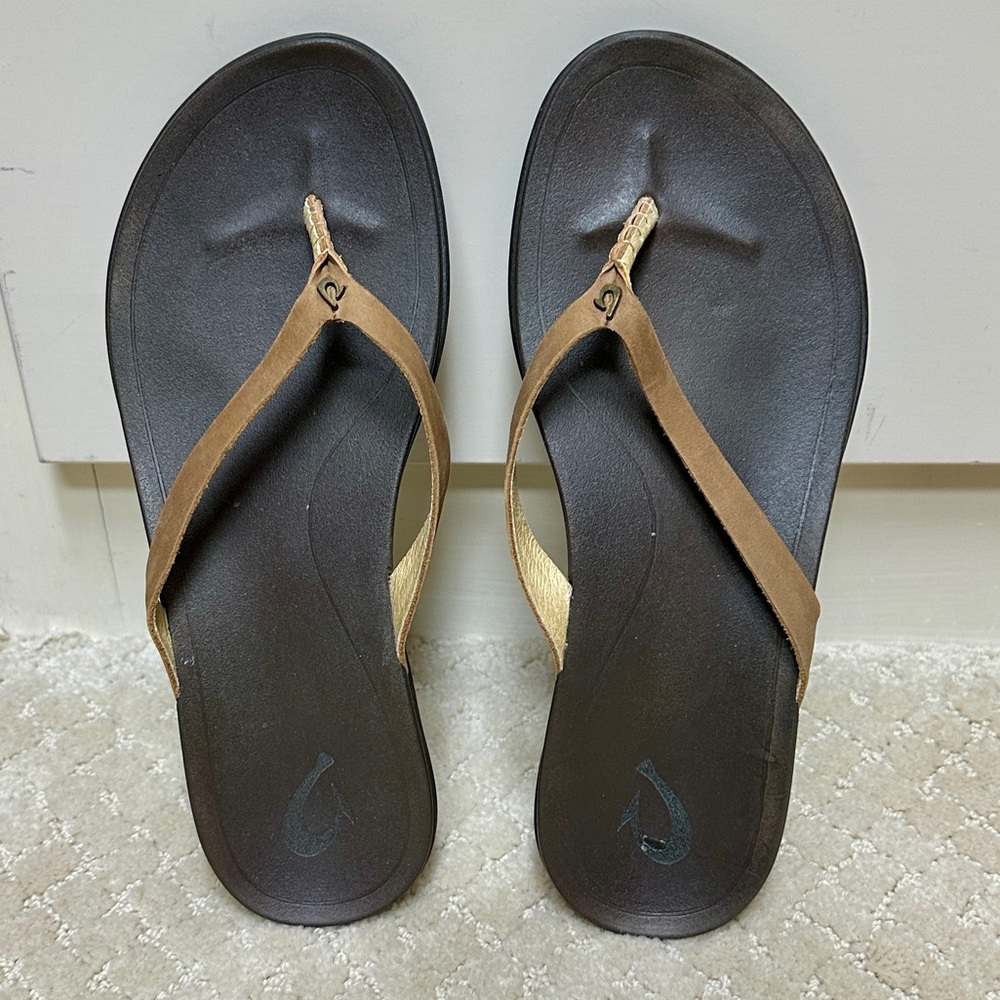 OluKai Ho Opio leather flip flops size 8